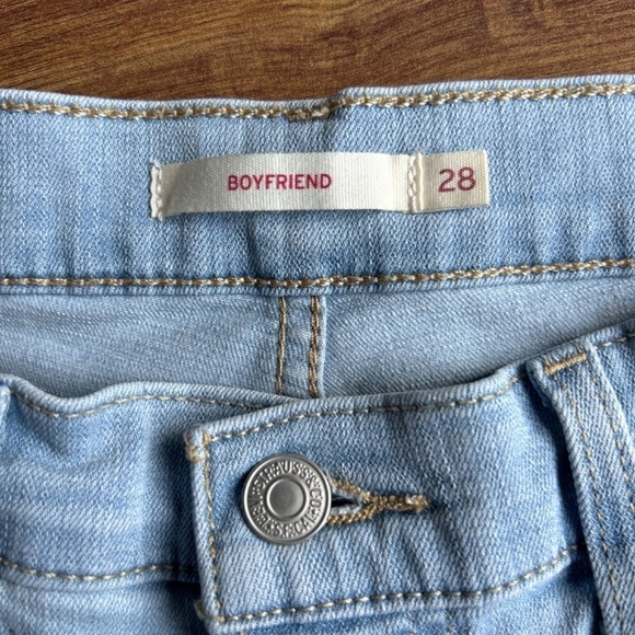 LEVI'S Boyfriend Light Washed Jeans  size 28 - Picture 2 of 4